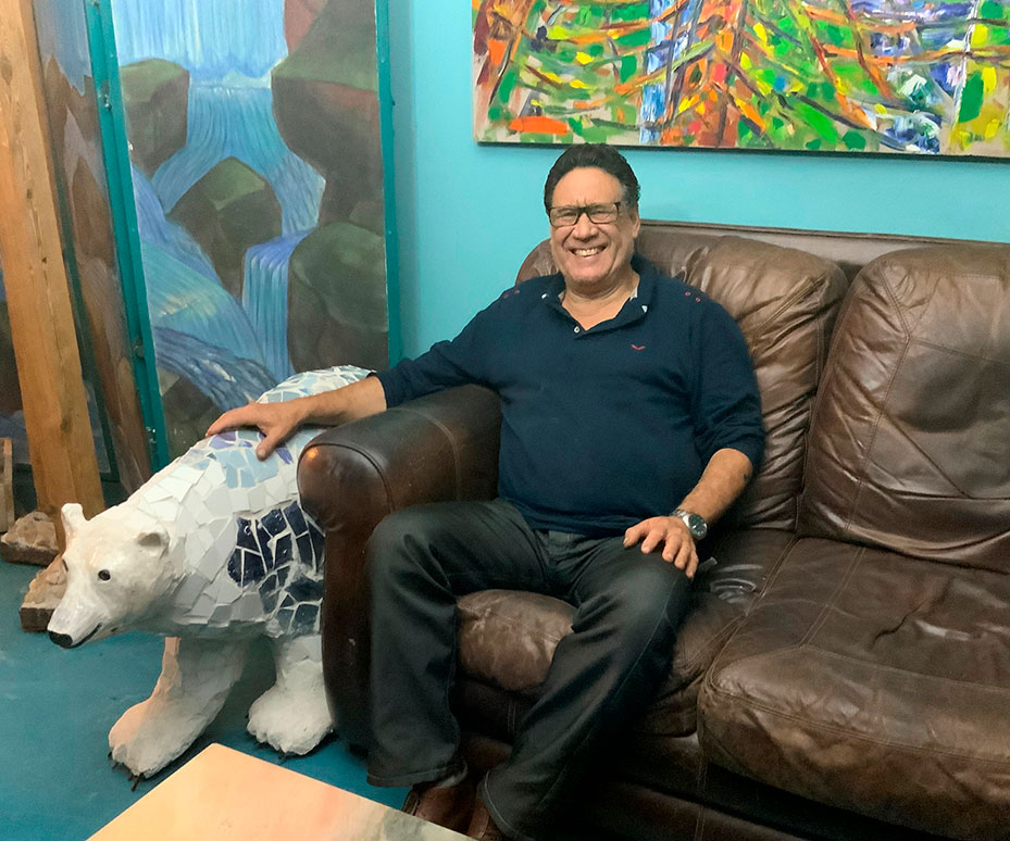  Daniel Tomasini con escultura de oso 